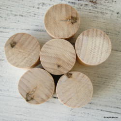 Kulaté, dřevěné držátko k razítkům v prům. 3 cm